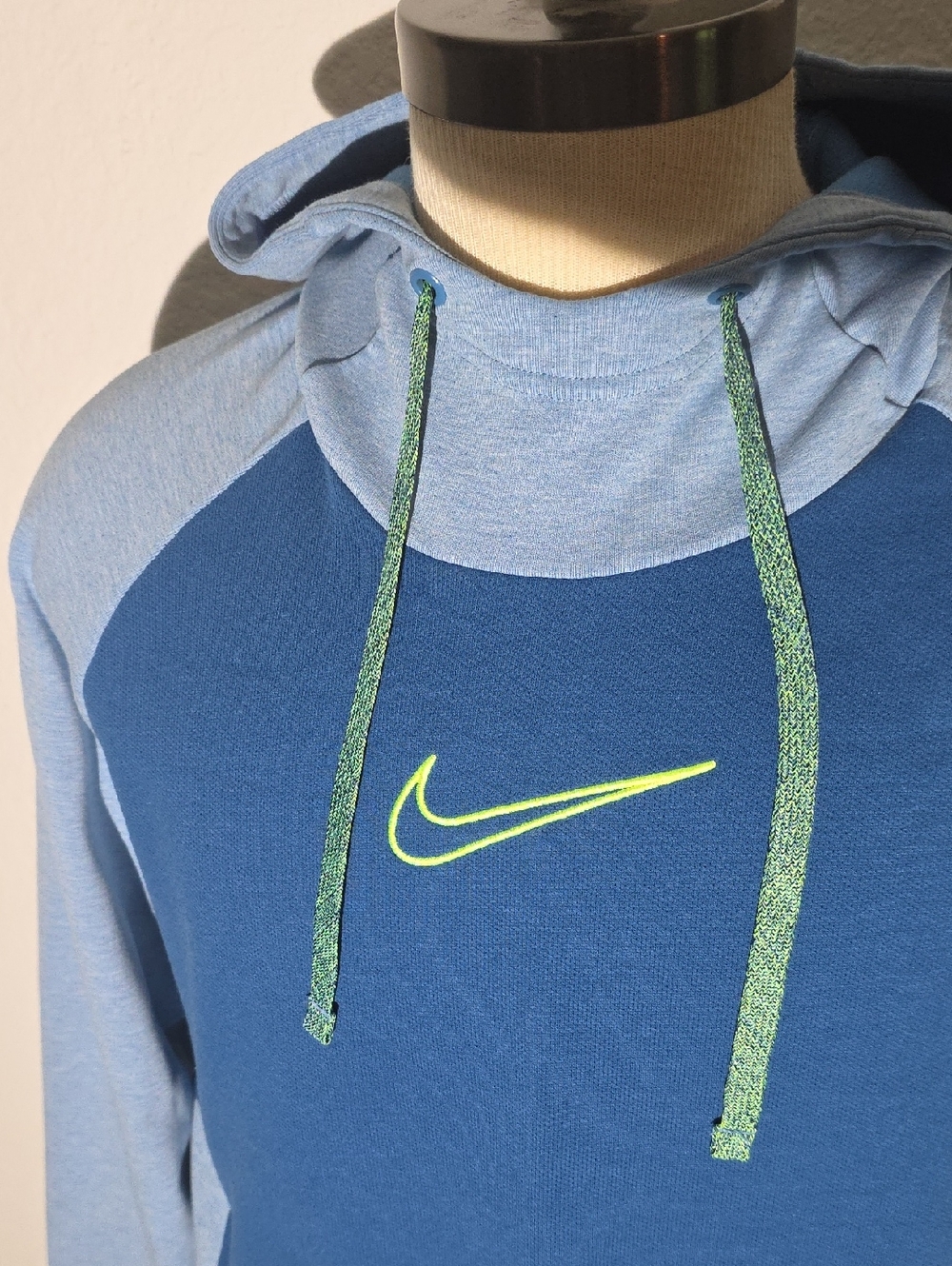 Nike Therma Fit Men's Two-Tone Blue Pullover Hoodie with Neon Trim Size L - Picture 2 of 13